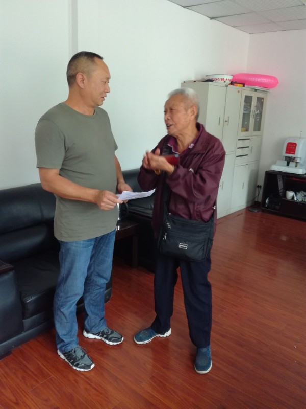 conew_老人送感谢信.jpg